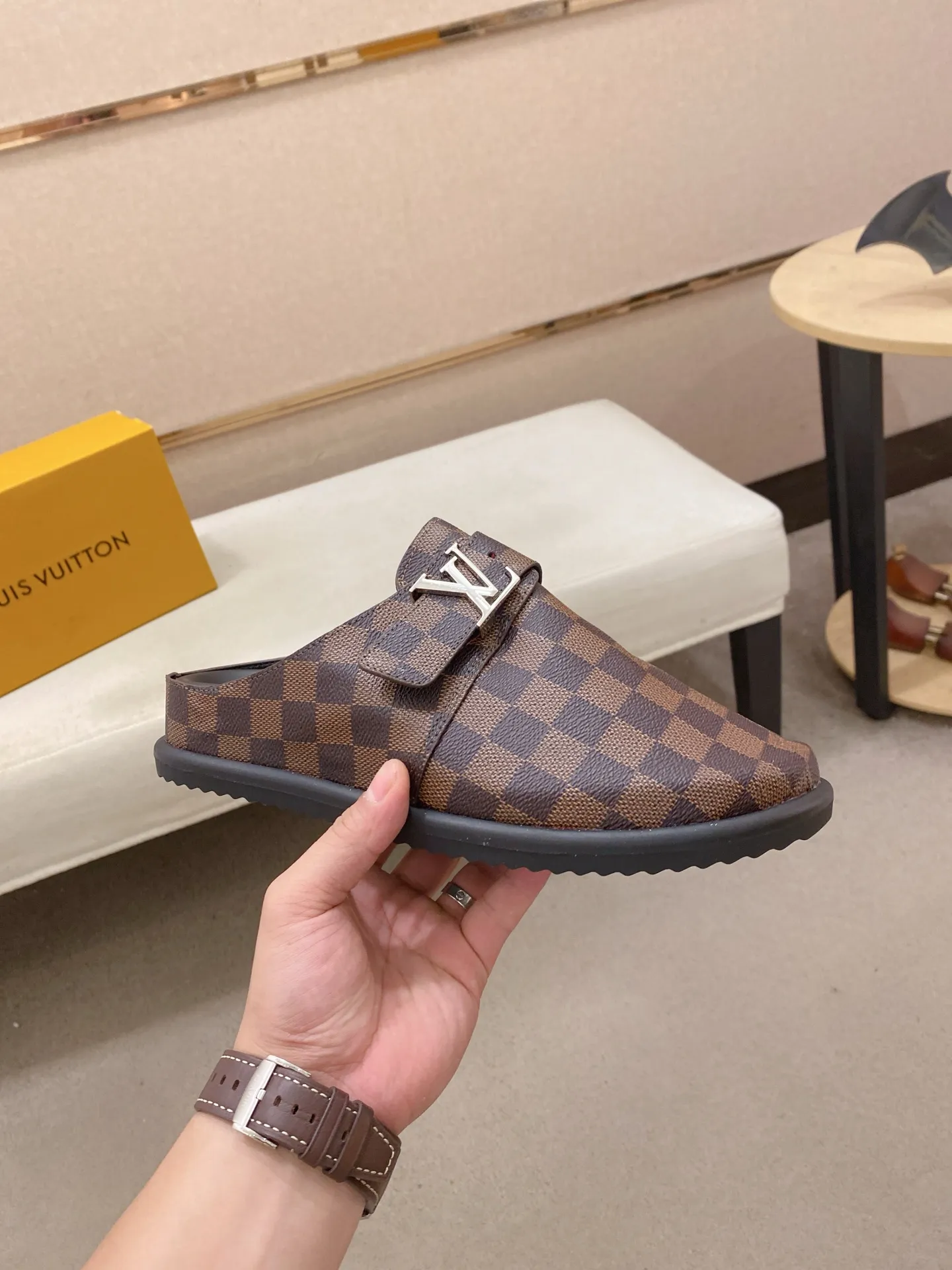 Men's shoes 💰: 360💰Made by LV🔍Top purchasing agents, men's spring and summer slippers are synchronized in the counters. The uppers are made of imported materials from Italy with logo graphics and high-quality craftsmanship. The soles: original soles specially provided by the original factory. The exclusive movable molded soles are super comfortable. Original goods follow the order, 🔍🔍high quality, you can enter and exit the counter at will. Welcome to compare, code number 38-44.